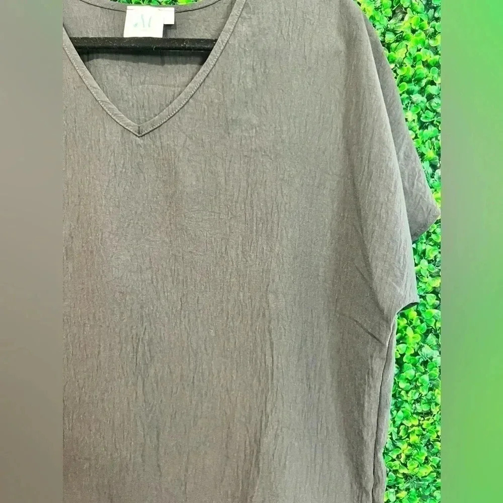 Shop the Mint Boutique Black V-Neck - Small - Picture 3 of 6